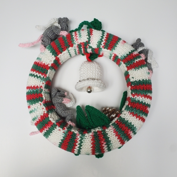 ✨️HOST PICK✨ Handcrafted Knitted Christmas Wreath Mice Pinecones Holly and Bell - Picture 3 of 11